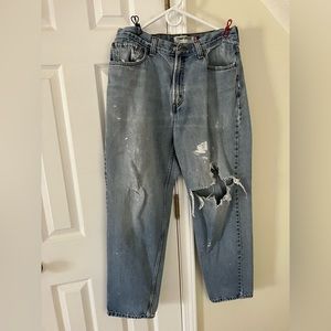Worn-in, vintage men’s Levi’s 560 jeans. Light wash and so comfortable.